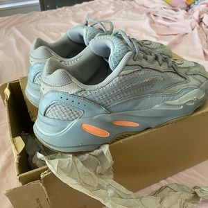 Men Yeezy 700 Size 10